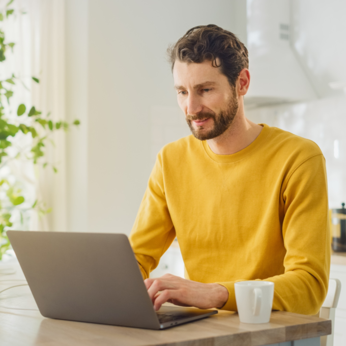 Homme sur un ordinateur portable