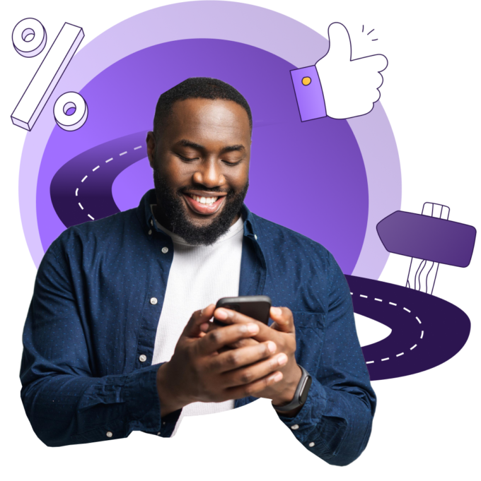 Un jeune homme souriant cherchant des solutions d’allégement des dettes sur son téléphone intelligent.